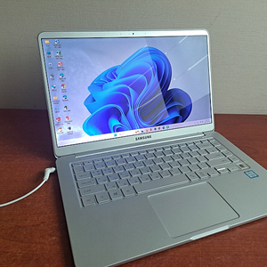 삼성노트북, i5-7200 ram 8g ssd 256, 15인치, 액정불량