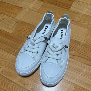 올리 화이트 스니커즈 신발