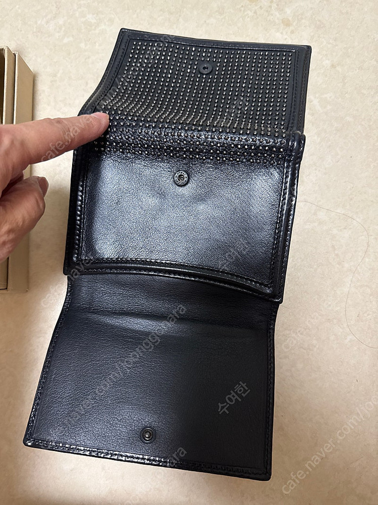 버버리 스터드 반지갑 이미지