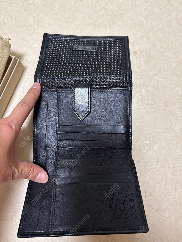 버버리 스터드 반지갑 이미지