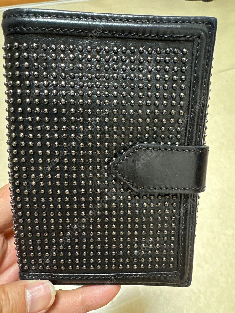 버버리 스터드 반지갑 이미지