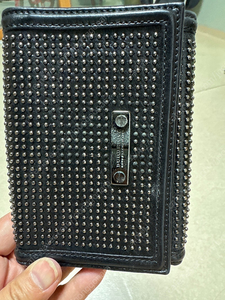 버버리 스터드 반지갑 이미지