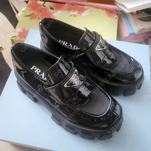 PRADA 프라다 브러쉬드 통굽 로퍼