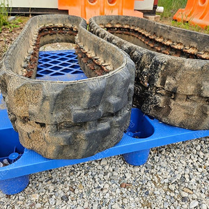 미니굴삭기 두산 230x35x96P 중고 고무 트랙입니다 필요하신 분 연락 주세요~