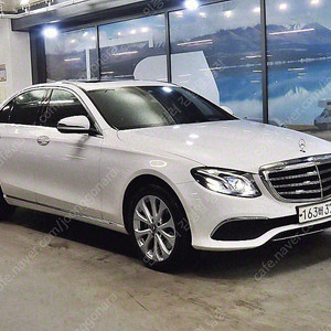 벤츠 E클래스 중고 벤츠 인증중고 흰색 2019년식 E220d 4MATIC 익스클루시브 중고자동차매매