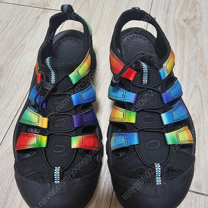 (가격내림) KEEN 킨 뉴포트 MULTI COLOR 5만에 팝니다. (280)
