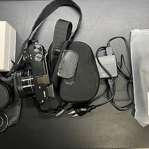 소니 a6000 블랙 + 번들 16-50 + 7장인 35mm 1.2 (mark2) (+ND필터 및 엄지그립 등 포함) 일괄 판매합니다.