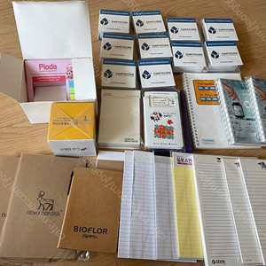 다양한 사이즈의 메모지, 포스트잇 및 옥스포드 노트 판매합니다