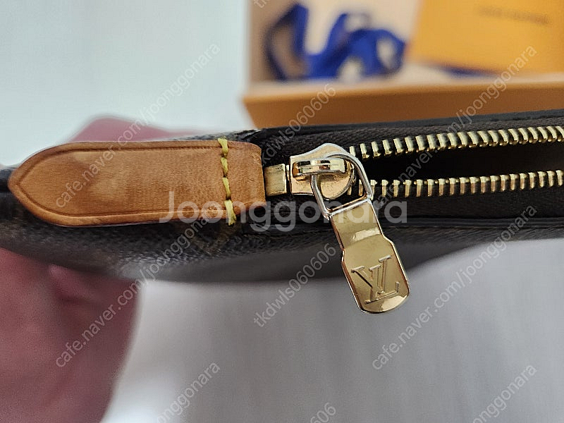 정품 루이비통 에튀보야주 M44500 클러치백 팝니다....--5