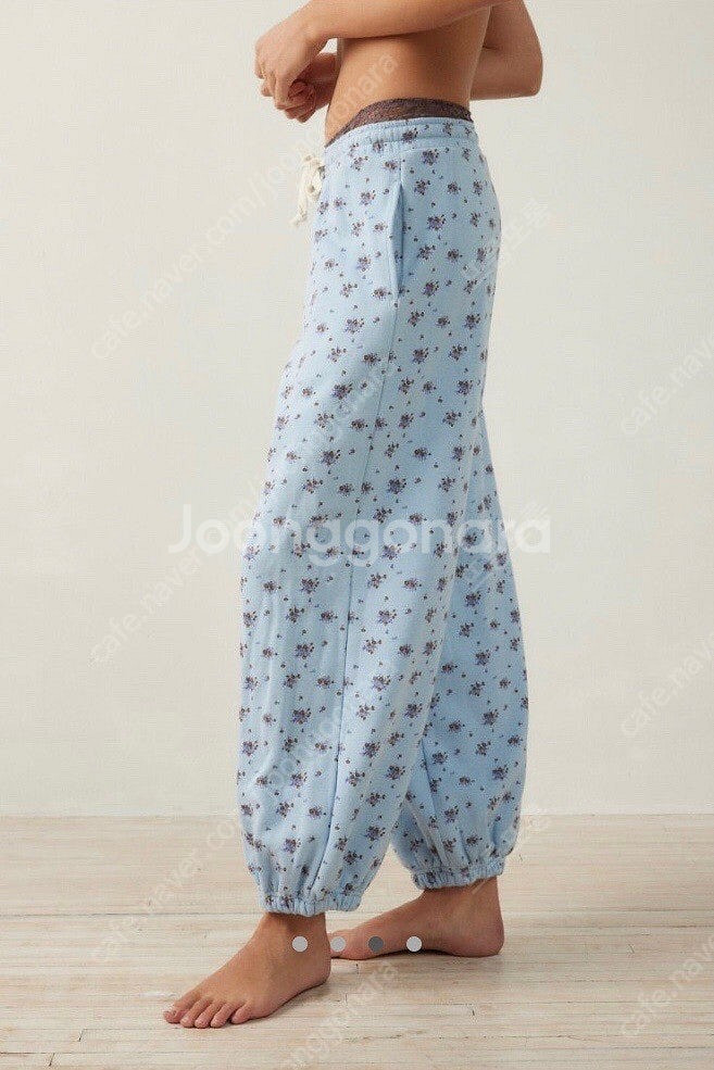 어반아웃피터스 잔꽃 플라워 프린팅 그래픽 스웨트 조거 ...--2
