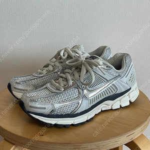 나이키 줌 보메로5 FD0884 240 포톤더스트 메탈릭실버