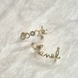 CHANEL샤넬 2023 클래식 로고 크리스탈 귀걸이 AB7658