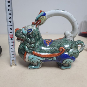 채색 해태형 주자 도자기