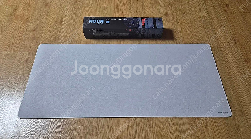 아쿠아 컨트롤 플러스 화이트 장패드 (900x400)--0