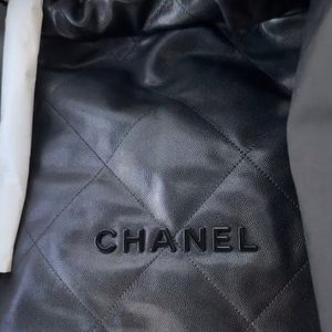 샤넬22백팩/캐비어백팩/샤넬백팩/올블랙샤넬백팩/로고리스백팩/탑핸들백팩