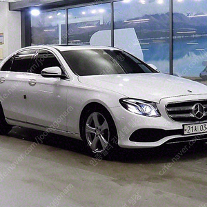 벤츠 E클래스 중고 벤츠 중고 승용차 흰색 2017년식 E220d 아방가르드 인텔리전트 드라이브 법인차량 세금혜택