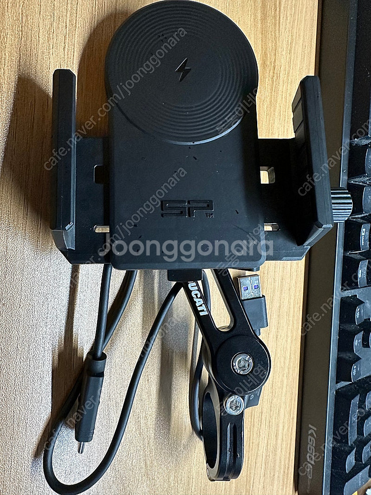 SP커넥트 무선충전 + 클램프 팝니다.--0