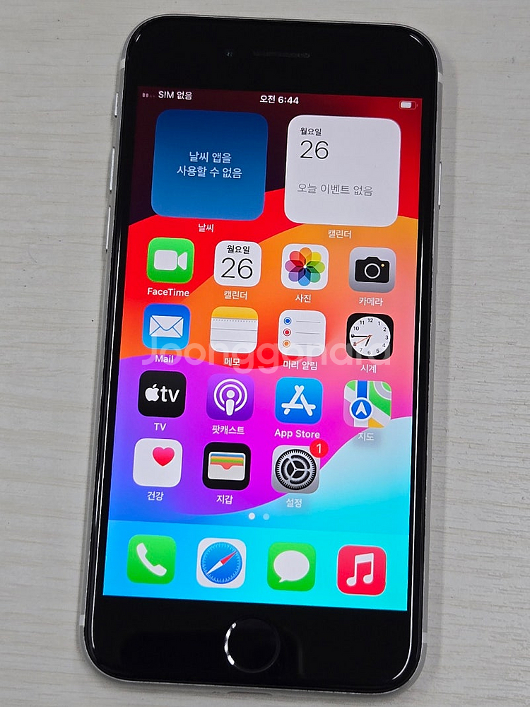 아이폰SE2 화이트색상 64용량 상태좋은 무잔상 미파손...--1