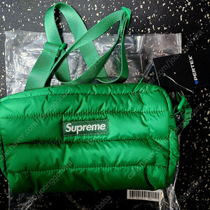 소아보 조던 시카고 지갑, 슈프림 퍼퍼 사이드백 그린22FW, BAPE x Sesame Street 키링, 나이키 에어 폼포짓 원 갤럭시, 아디다스 CLUB 클럽 트랙탑 자켓