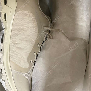 [새상품 8.5] Post Archive Faction x On Womens Cloudventure Peak 1 (Ice/Moondust)