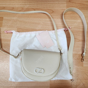 사만사타바사 소가죽 크로스백