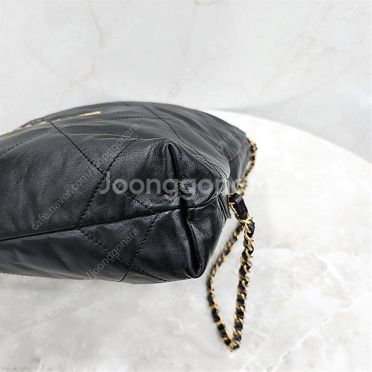 [럭스유] 샤넬 22백팩 블랙 카프스킨 스몰 신형내장칩--5