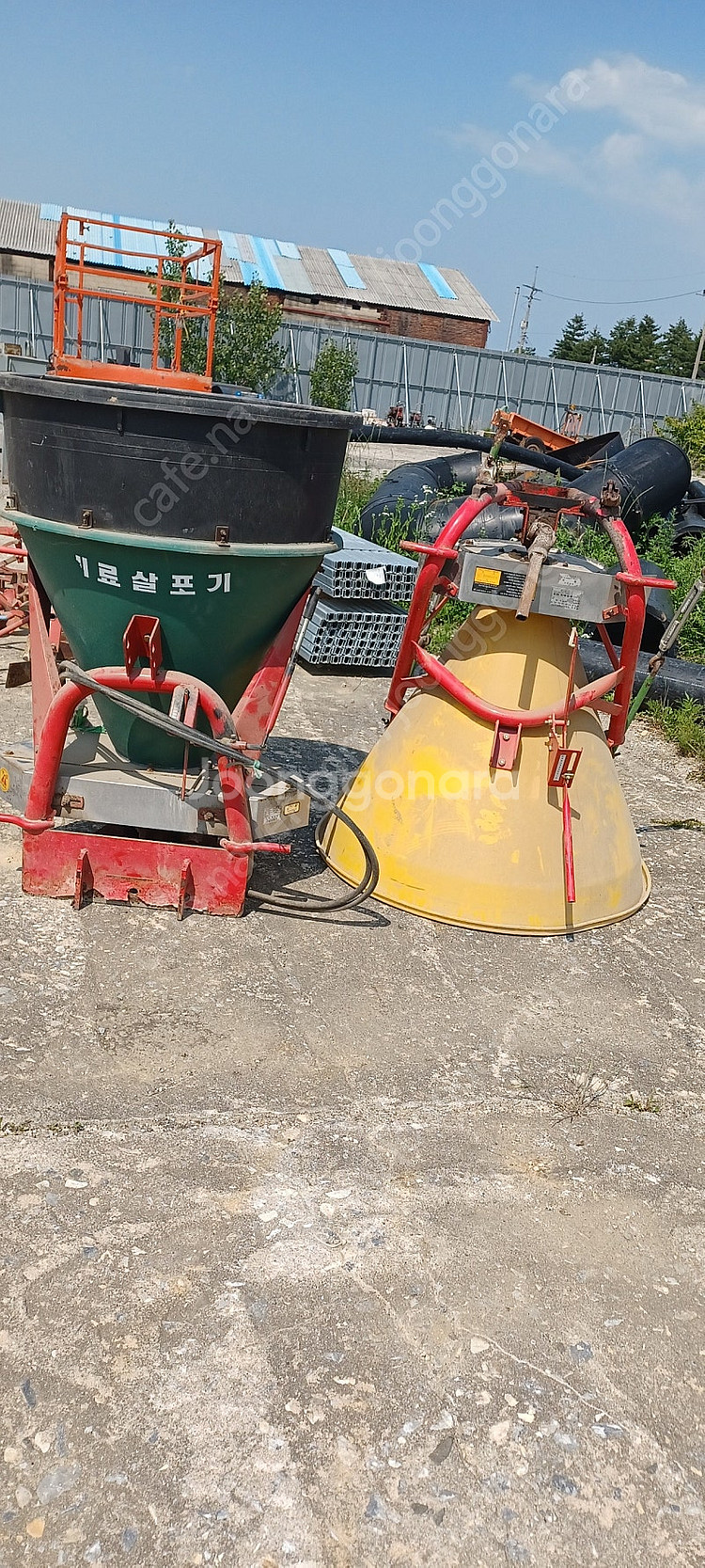 비료살포기 두개--0
