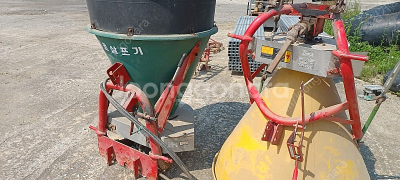 비료살포기 두개--7
