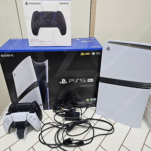 PS5 PRO 플스5프로 특이사항 없는 제품 (추가 패드+ 정품 충전독)팝니다. (중나, 번장, 당근 동시기재)