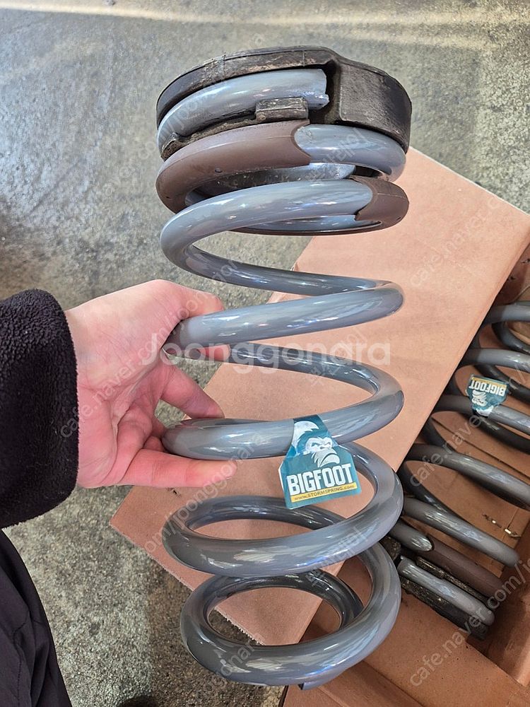 뉴쏘렌토R 뒷 빅풋스프링(2인치업)팝니다--3