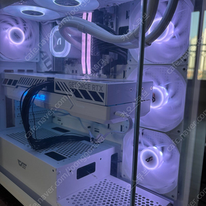 9800x3d 5080 화이트 pc 팝니다