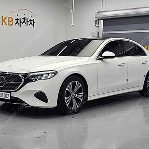 벤츠 E클래스 중고차 벤츠 중고차 수입중고차 흰색 2024년식 19,064km E200 아방가르드 중고차 시세조회