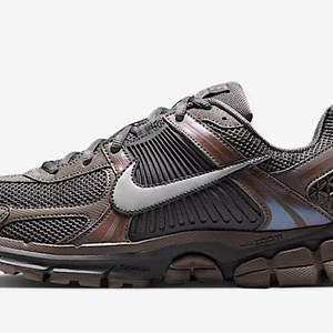[정품 새제품 반값이하] 나이키 줌 보메로5 팝니다. 270 / 290 사이즈. NIKE