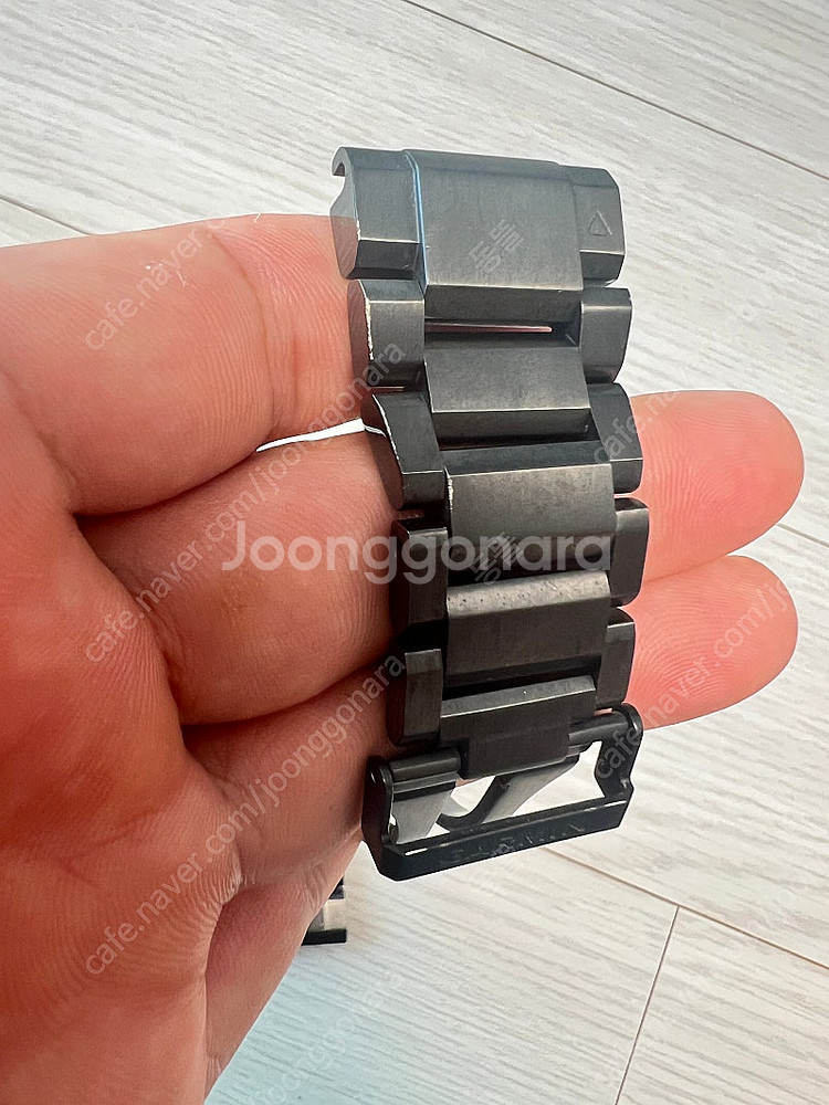 가민 26mm 티타늄 밴드 팝니다.--2