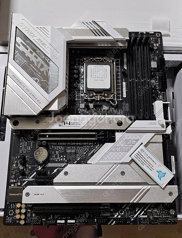 ROG STRIX Z690-A GAMING WIFI--4
