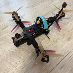 y6 5인치 수제 fpv 드론 판매합니다. 송신기랑 리포 배터리도 팔아요.