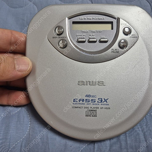 AIWA 워크맨 CDP XP-V525 실버색상 정상작동품 판매합니다.