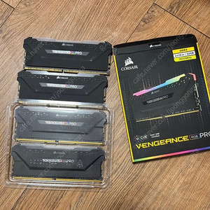 커세어 벤전스 프로 RGB DDR4 32G 팝니다(cl14,더미램)