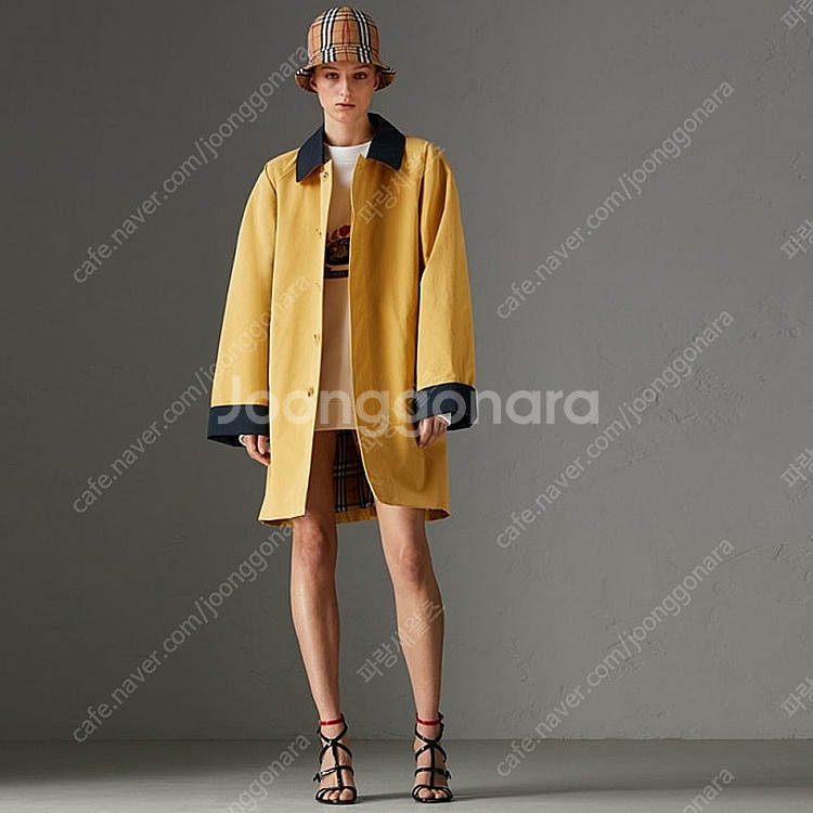 정품 버버리 리이슈드 왁싱 코튼 개버딘 트렌치코트--2