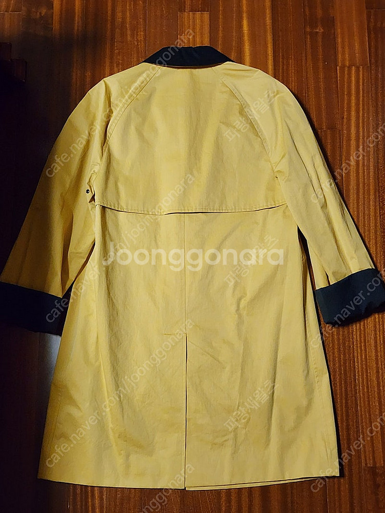 정품 버버리 리이슈드 왁싱 코튼 개버딘 트렌치코트--6