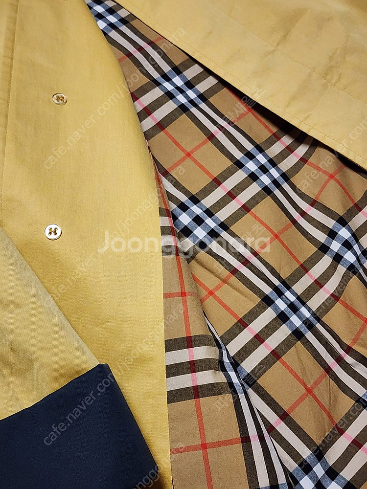 정품 버버리 리이슈드 왁싱 코튼 개버딘 트렌치코트--7