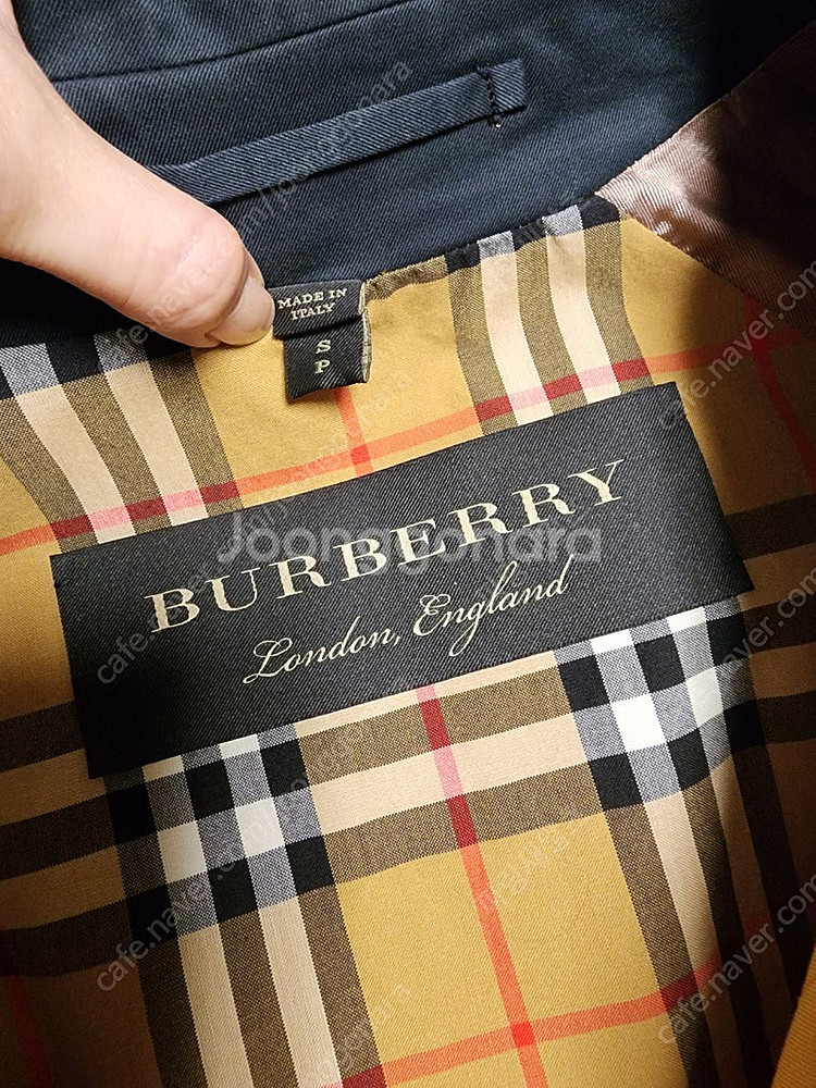 정품 버버리 리이슈드 왁싱 코튼 개버딘 트렌치코트--9