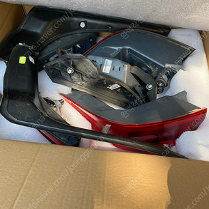 bmw g30 5시리즈 전기형 테일램프(물받이 포함) 판매합니다.