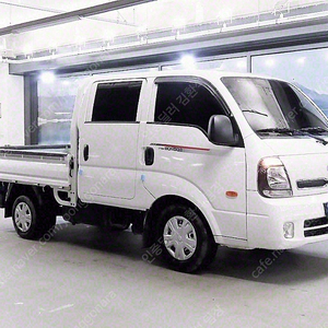 중고트럭매매 더 뉴 봉고3 카고 1톤 더블캡 중고화물차매매 흰색 2023년식 18,902km 1.0톤/더블캡/초장축 L 중고차구매