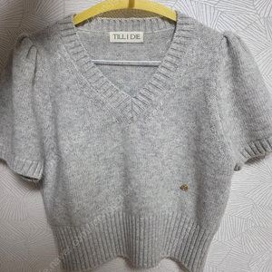 틸아이다이 브이넥 니트 탑