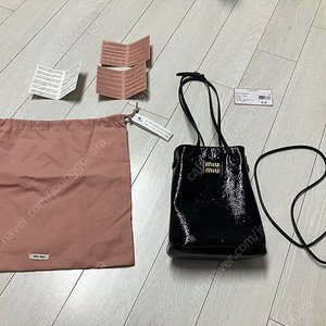 miumiu 미우미우 나플락 페이던트 레더 파우치 숄더백