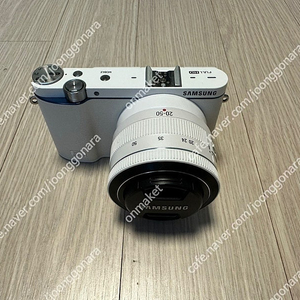 삼성 미러리스 카메라 NX3300 화이트 20-50mm 번들킷 판매합니다.