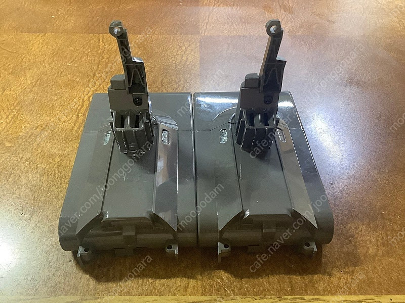 다이슨 청소기 V8 배터리 2개--3