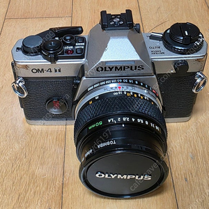 올림푸스 OM-4 와 OM-4T 필름카메라, 300mm f4.5 zuiko 망원렌즈 입니다.