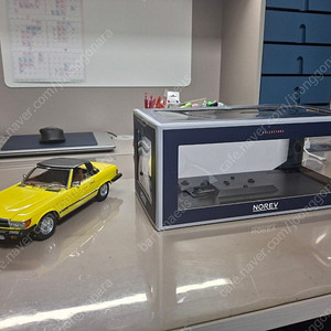 1:18 벤츠 450sl r107 옐로우 북미버전 판매합니다.